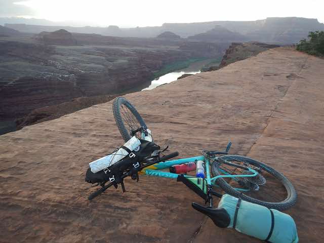 Large bedrock at the edge of a cliff down to the river